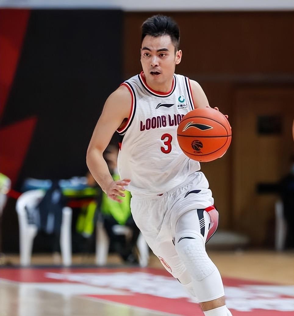 今夜广东宏远备战英超,回应争议细节曝光,更衣室稳定,年轻球员得到机会的简单介绍 今夜广东宏远备战英超,回应争议细节曝光,更衣室稳定,年轻球员得到机会的简单介绍