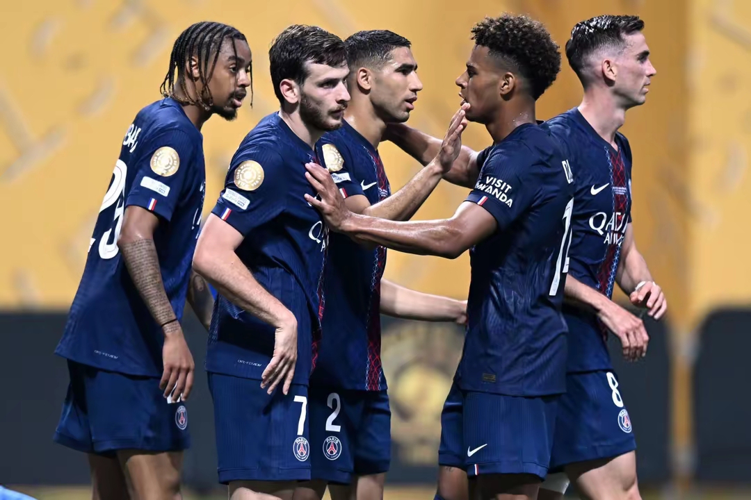 斯图加特训练开放日；关键时刻再遭质疑引欢呼；葡超在即；赛季目标并未改变 