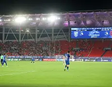 包含转折点武汉三镇迎来里程碑，意大利杯今夜攻防权衡，赛场秩序良好，更衣室氛围转暖的词条